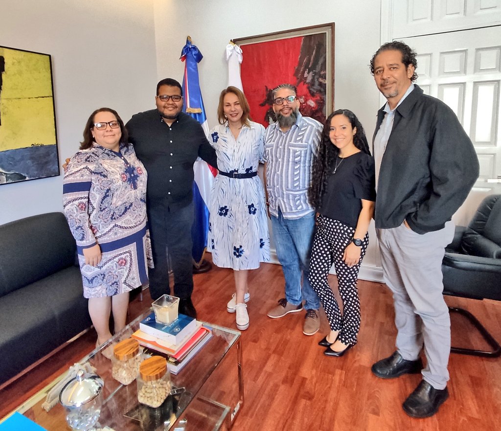 Encuentro del día con la Ministra de Cultura <a href="/MilagrosGermanO/">Milagros German</a>, junto a un grupo de gestores culturales. Una reunión de trabajo para abarcar temas sobre gestión y aspectos necesarios dentro del sector. 
<a href="/MiculturaRD/">Ministerio de Cultura 🇩🇴</a> <a href="/alexeitd/">Алексей Теллериас Диас</a>
<a href="/habitantezeta/">Luis Reynaldo Pérez</a> <a href="/MarichaMS/">Maricha MartinezSosa</a> <a href="/virgidls/">Laura de los Santos</a>