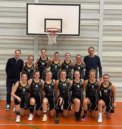 Niet alleen Cangeroes jeugdteams gaan op voor het kampioenschap, ook ons 3e damesteam doet as weekend mee voor de medailles. In de 1e divisie. 
🏆
Kom zaterdag 4/6 naar Sporthal Lunetten en schreeuw de dames van Cangeroes naar de finale.
🧡🦘🏀
#basketball
utrechtcangeroes.nl/2022/06/01/bc-…