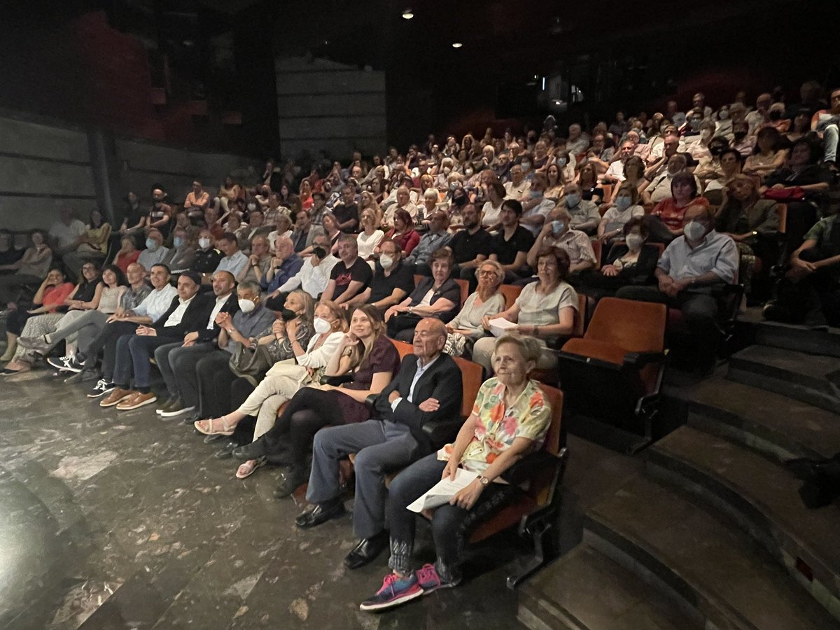 ajmanresa's tweet photo. 🍃Ple a vessar a l’Auditori de la Plana de l’Om de #Manresa en l’emotiu homenatge i presentació del llibre dedicat a Montserrat Morera Solé, que fou cap d’Informàtica de l’Ajuntament durant 40 anys i que va morir l’octubre passat, només 3 mesos després de jubilar-se https://t.co/bD5v285Su9