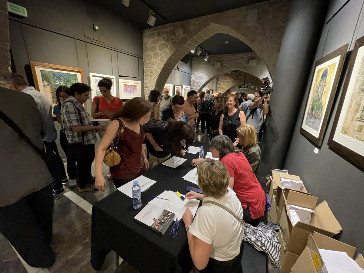 🍃Ple a vessar a l’Auditori de la Plana de l’Om de #Manresa en l’emotiu homenatge i presentació del llibre dedicat a Montserrat Morera Solé, que fou cap d’Informàtica de l’Ajuntament durant 40 anys i que va morir l’octubre passat, només 3 mesos després de jubilar-se