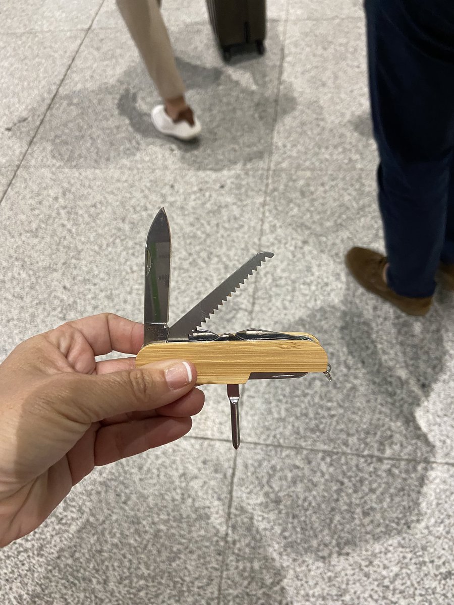 La lógica de los aeropuertos, te hacen tirar un perfume pero puedes pasar con esta navaja 🤦‍♀️ así nos va…