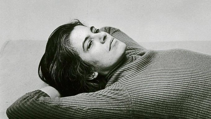 AidaBSanchez's tweet photo. “En lugar de una hermenéutica, necesitaríamos una erótica del arte”.
#SusanSontag o la erótica de la cultura ('Obra imprescindible' #DavidRieff); @a_llado https://t.co/Hy2jA2lu3h https://t.co/L69zTCKaMX