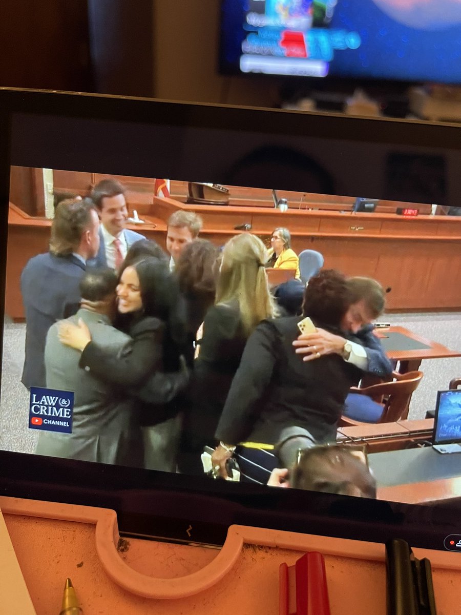 lucii_90's tweet photo. This is so so heartwarming. We love you Johnny, finally your name is cleared #verdictwatch #verdict #johnnydepp #justiceforjohnny #JohnnyDeppVsAmberHeardTrial #DeppVsHeard #AmberHeard https://t.co/ERLhLKTKdc