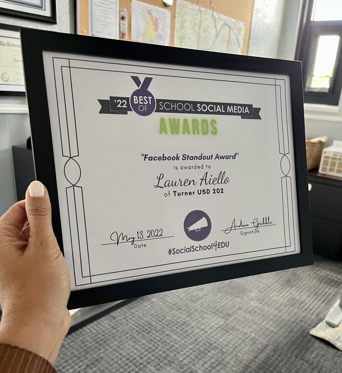 Added this to the office bookshelf today 🤗 Thanks <a href="/andreagribble/">𝑨𝒏𝒅𝒓𝒆𝒂 𝑮𝒓𝒊𝒃𝒃𝒍𝒆</a> for the #SocialSchool4Edu recognition program!