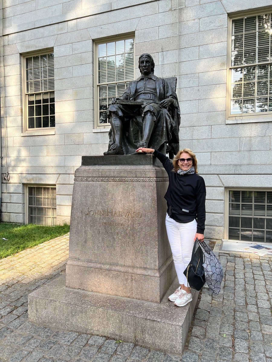 KSchlautmann's tweet photo. Studierende reiben immer am Schuh der Statue von John Harvard - soll Glück bringen beim Examen. Da bin ich natürlich dabei. #HBS #Bertelsmann #strategyoffsite https://t.co/GyHK49dn5A