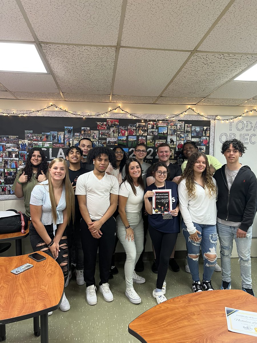 _msborges_'s tweet photo. Seniors last day 🥺😭 I am EMOTIONAL!!!! Thank you all for an amazing year. I will forever and always be proud of you, my first class ❤️❤️ https://t.co/y2v6ZDCLN6