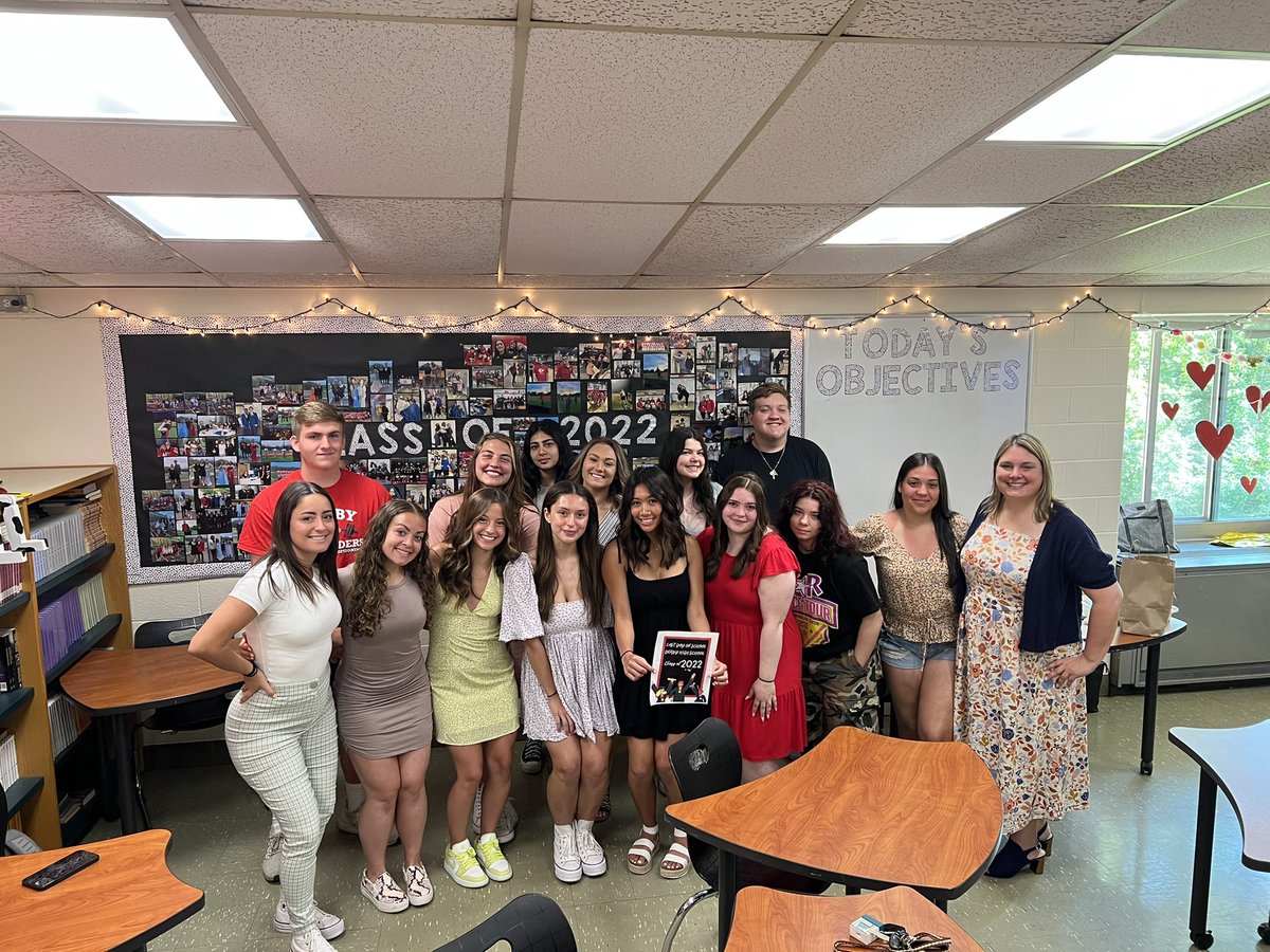 _msborges_'s tweet photo. Seniors last day 🥺😭 I am EMOTIONAL!!!! Thank you all for an amazing year. I will forever and always be proud of you, my first class ❤️❤️ https://t.co/y2v6ZDCLN6