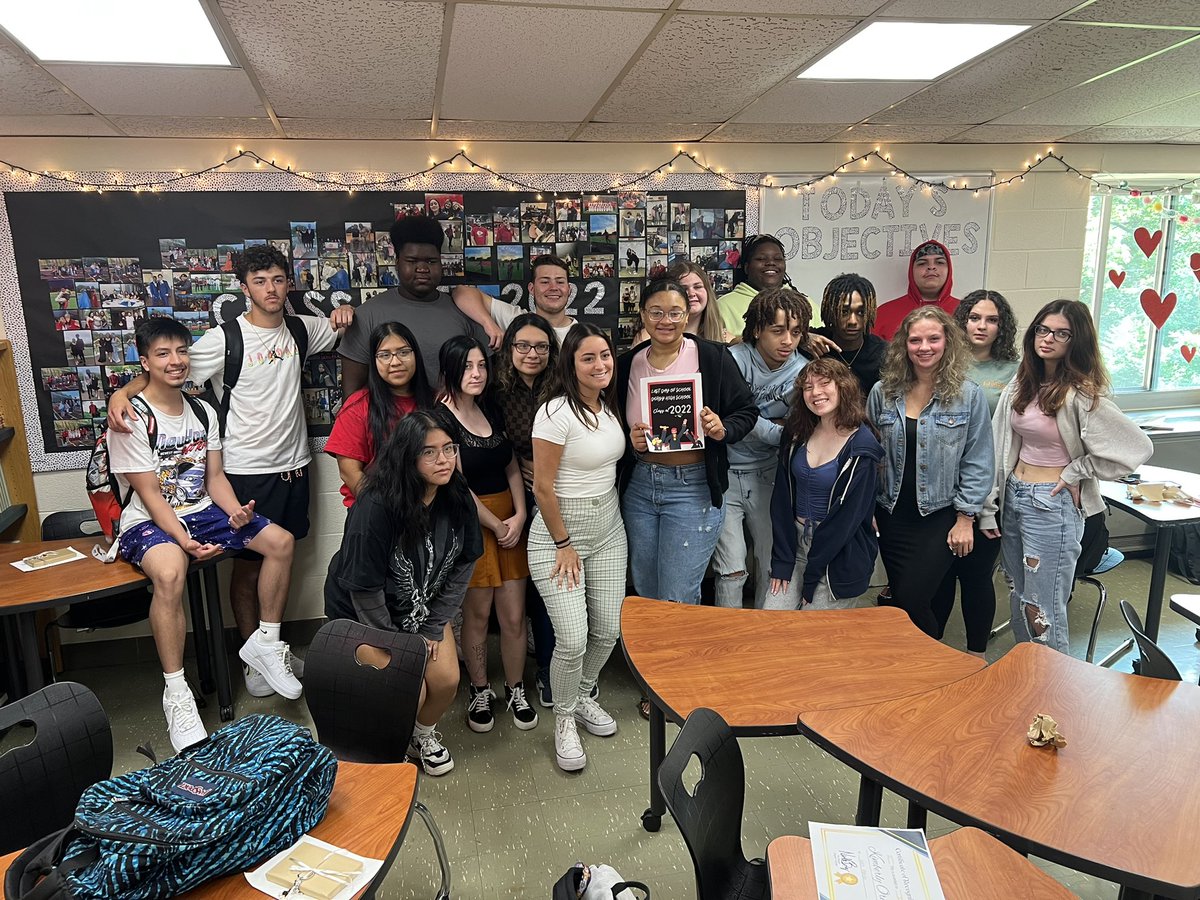 _msborges_'s tweet photo. Seniors last day 🥺😭 I am EMOTIONAL!!!! Thank you all for an amazing year. I will forever and always be proud of you, my first class ❤️❤️ https://t.co/y2v6ZDCLN6