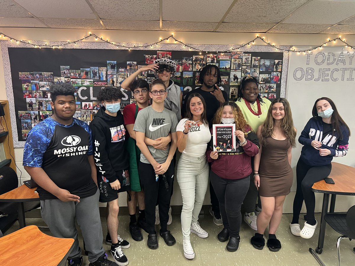 _msborges_'s tweet photo. Seniors last day 🥺😭 I am EMOTIONAL!!!! Thank you all for an amazing year. I will forever and always be proud of you, my first class ❤️❤️ https://t.co/y2v6ZDCLN6