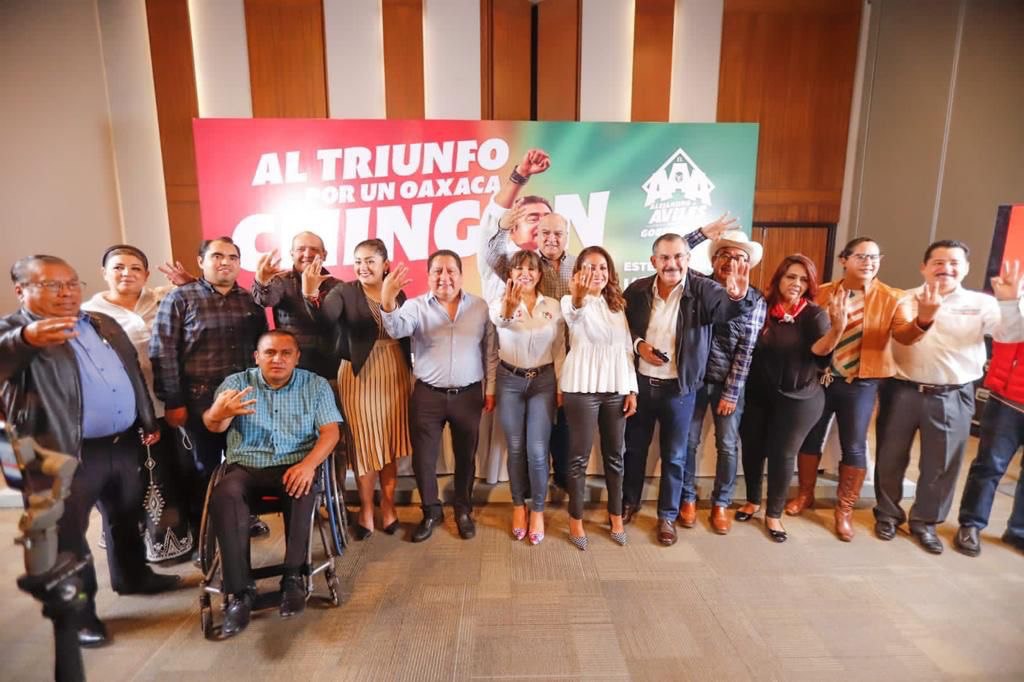 _AvilesAlvarez's tweet photo. Cerramos con fuerza y en unidad nuestra campaña ganadora #AlTriplePorOaxaca. 🤜🤛 Sigue el día de la elección que definirá el futuro de nuestro estado. Vota por el Triple A: ten por seguro que lucharé por ti y tu familia para que les vaya bien. 

📰https://t.co/w3zFkuwqiG https://t.co/0E4pPdaWxB