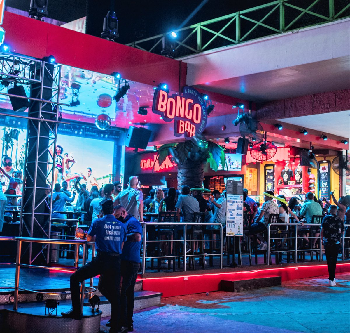 CocoBongoShow's tweet photo. Let's get this party started at #BongoBar! Located outside Coco Bongo #Cancun! 💃🏽🎉🎶🕺🏽 Buy your tickets now 👉 https://t.co/qFvBkWv2Cd https://t.co/It7l6USp9d