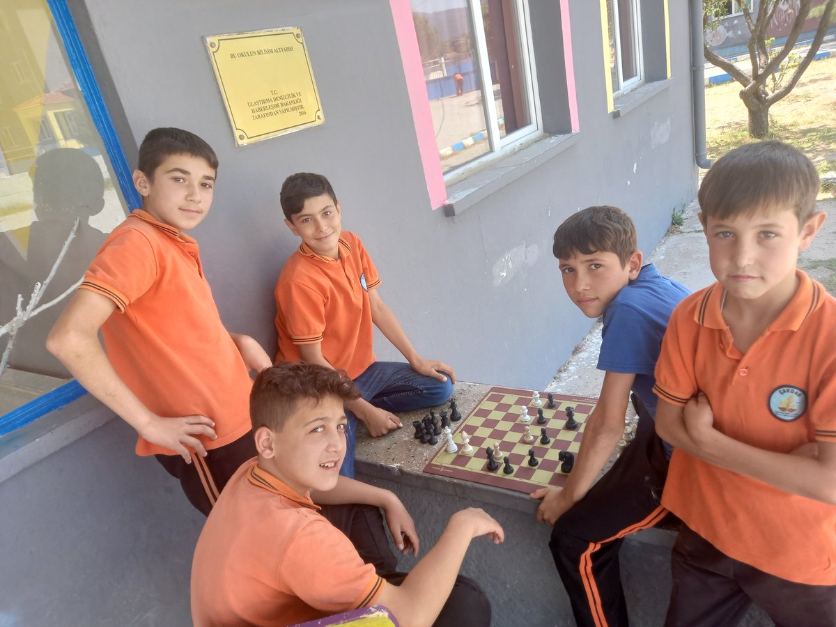 FeritOkulu's tweet photo. Kim demiş satranç 2 kişi oynanır diye 🤔 https://t.co/ky3xThe9PD