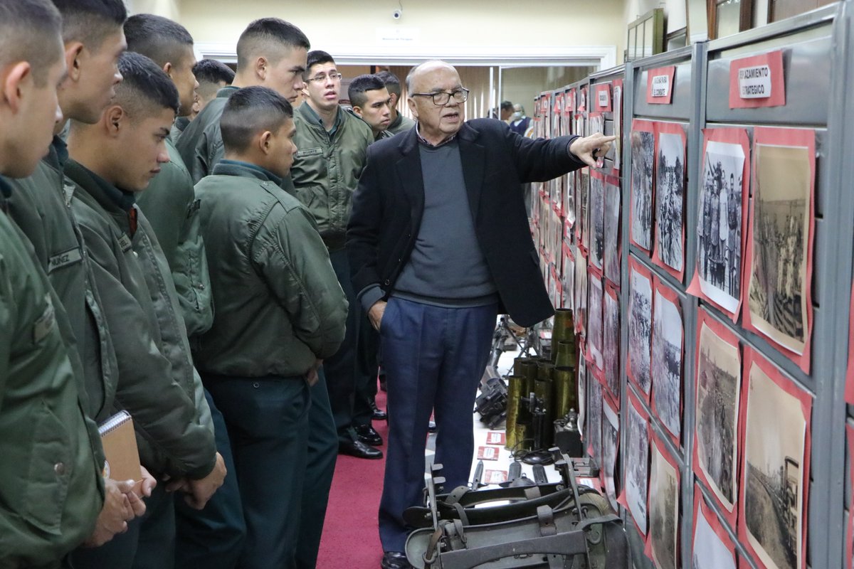 MDN_PY's tweet image. Alumnos del Curso de Capacitación Básico de SSOO, SO y Aspirantes a SO de la Escuela de Ingeniería “Gral Brig Felipe Nery Velilla Avalos", realizaron hoy una visita al Museo del MDN y disfrutaron de una reseña musical sobre la Guerra del Chaco dirigida por el TCNEL @jesusviveros5