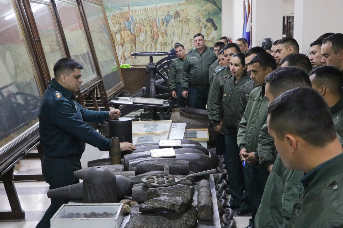 MDN_PY's tweet image. Alumnos del Curso de Capacitación Básico de SSOO, SO y Aspirantes a SO de la Escuela de Ingeniería “Gral Brig Felipe Nery Velilla Avalos", realizaron hoy una visita al Museo del MDN y disfrutaron de una reseña musical sobre la Guerra del Chaco dirigida por el TCNEL @jesusviveros5
