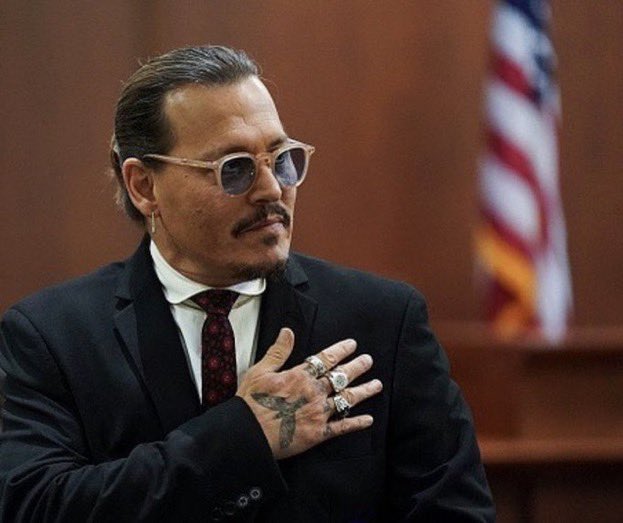 coseacaso___'s tweet photo. “Signori. Ricorderete questo giorno come il giorno in cui avete quasi catturato Capitan Jack Sparrow.”
GIUSTIZIA È FATTA ❤️
#JohnnyDepp 
#JusticeForJohnnyDepp 
#JohnnyDeppVsAmberHeard https://t.co/xI9jCqaRLW