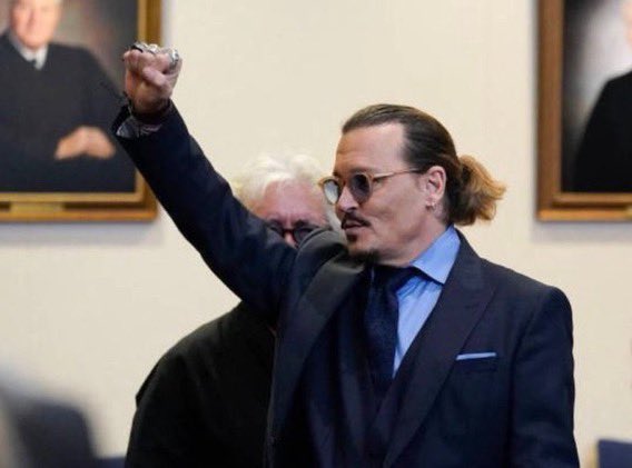 pink123bex's tweet photo. We didn’t side with him because of who he is. We sided him because nobody should tell the lies she did, and get away with it. Her lies began to unravel and the whole world realised #JusticeForJohhnyDepp https://t.co/r9dbCOYxUg