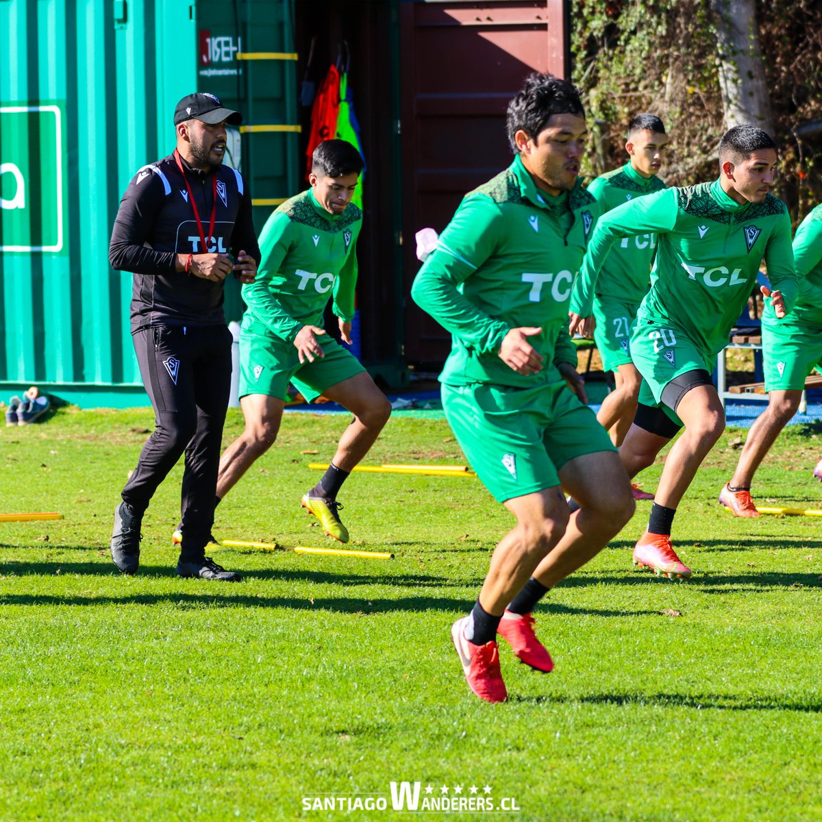 swanderers's tweet photo. ¡Adelante Wanderers, no hay tiempo para relajos! A redoblar esfuerzos para salir adelante #ConHonor #ConValor 💯🔥⚽ https://t.co/Z7vr9u1XI4