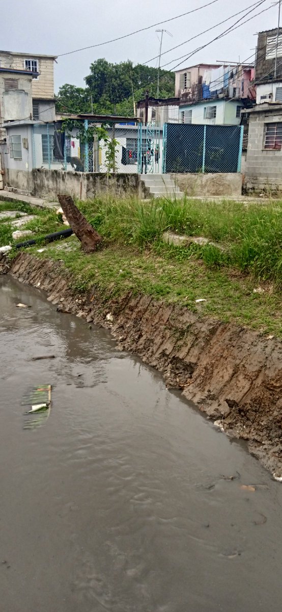 SaneamientoHab's tweet photo. Ya estamos en temporada ciclónica en #Cuba. Limpieza del río de #Parraga https://t.co/9qpSCmDFNc