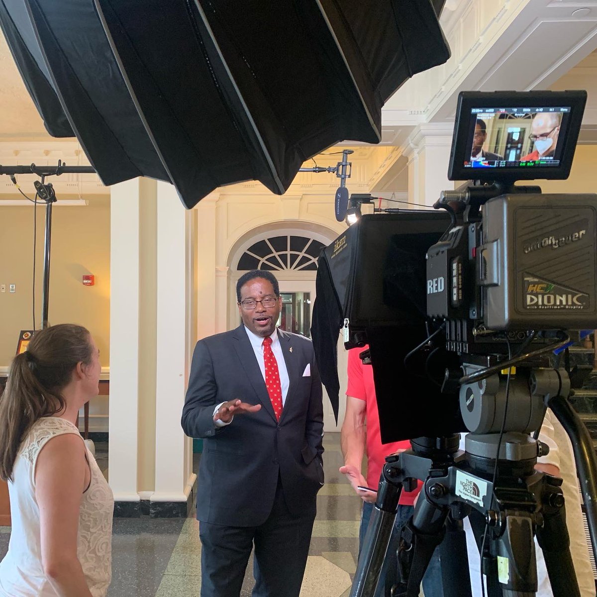 MadisonWellsJa1's tweet photo. Had the chance to assist on a shoot today for @BethanysStories with UMD’s @President_Pines. #merrillmade #videoproduction https://t.co/2kyPiGH1IE