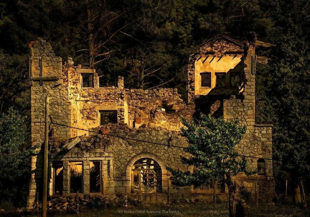 Photo by yerkoivanovicbarbeito
—
Selected by @carlos_sanmillan
—
🇪🇸 Usa nuestra etiqueta #AbandonedSpain para que tu foto sea destacada.
🇬🇧 Use Tag #AbandonedSpain in your photos to be featured.
—
► Web: ift.tt/UsEAGPu
► Youtube: … instagr.am/p/CeRijDbguXL/