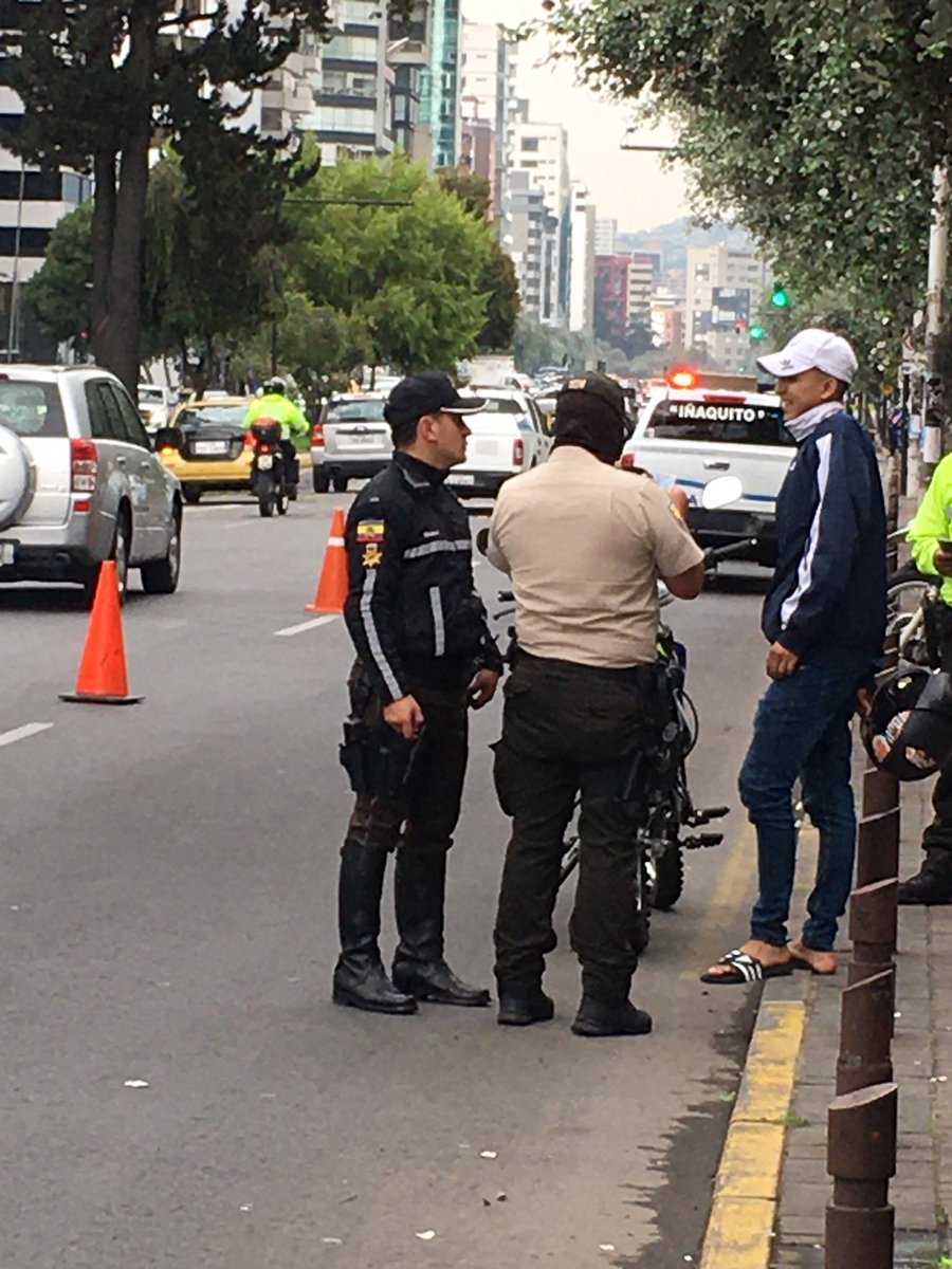 estebanavila's tweet photo. Seis horas después del asalto, el show debe seguir. Okidoki abierto, operativo policial al frente que toma nota de todo. ¿Sirve? ¡Ojalá! Mientras, a rogar que no pase nada. https://t.co/0ZRAvox4fu