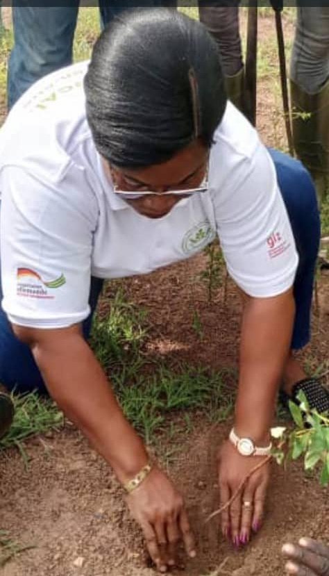 Célébration de la journée nationale de l'arbre dans la commune Dankpen 2, Madame le Maire TITTORA NARE Tanma met en terre son plant à Tipoul dans le canton de Namon...