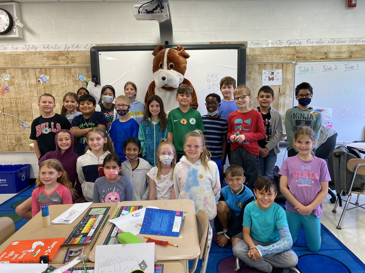 MissSullivan10's tweet photo. Enjoying the last few days of school! 💕#RossPride #Proud2BD23 @D23Ross https://t.co/lhNUjly1bU