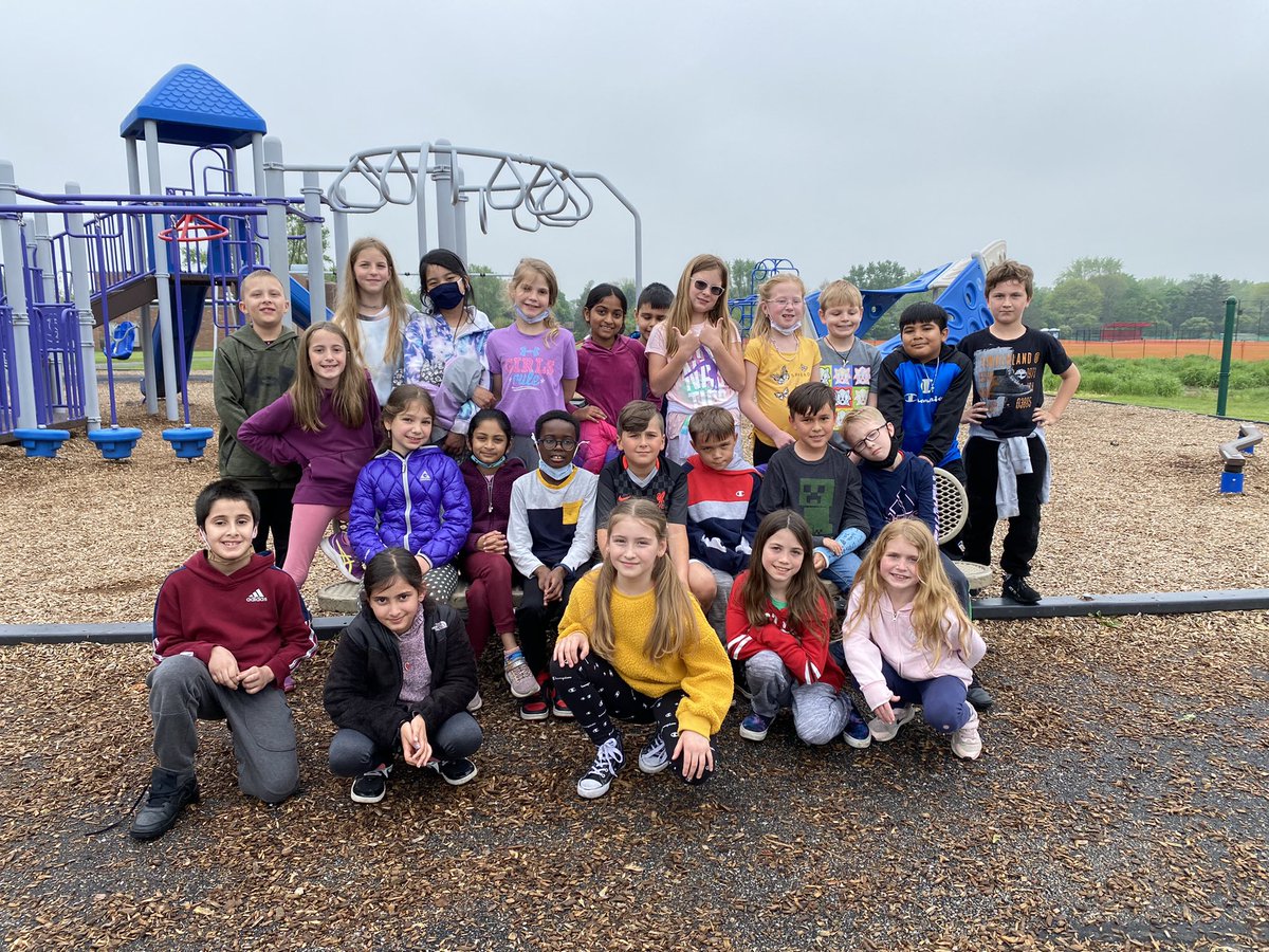 MissSullivan10's tweet photo. Enjoying the last few days of school! 💕#RossPride #Proud2BD23 @D23Ross https://t.co/lhNUjly1bU