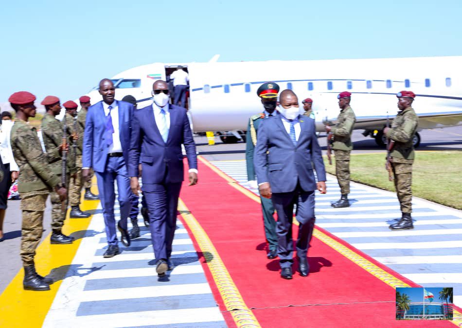 eagles_magazine's tweet photo. Le Haut-Katanga Honoré d’avoir accueilli , en escale vers la Guinée Équatoriale, le Président  du Mozambique Filipe Nyusi à l’aéroport de la Luano. 
Karibu au nom du Président Félix - Antoine Tshisekedi. https://t.co/Vqgr580cvt
