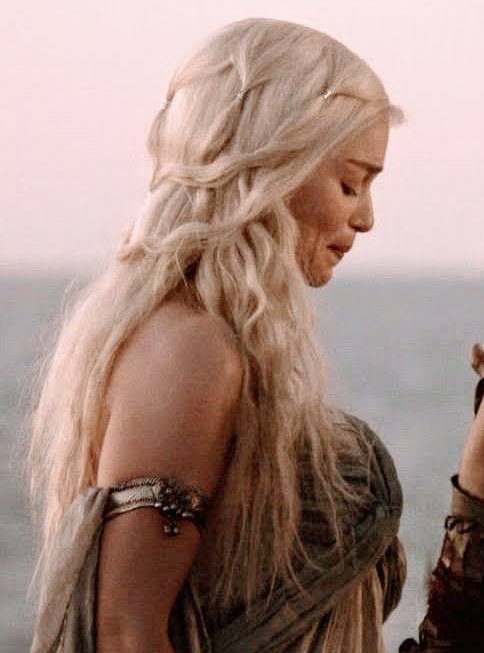 PortalASOIAF's tweet photo. Aquela personagem icônica que você respeita. 🛐

Além de ter todos os elementos (e mais) que fizeram de Game of Thrones um fenômeno global, trazer a história de #HouseoftheDragon para tv é também considerar o impacto que um Targaryen é capaz de causar no público. https://t.co/GxmPWF26OT