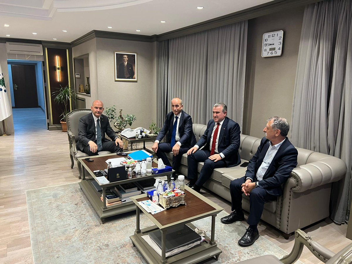 İçişleri Bakanımız Sn. <a href="/suleymansoylu/">Süleyman Soylu</a> ve Rize Milletvekilimiz Sn. @OA_Bak İdaremize gelerek geçtiğimiz hafta ablası Sn. Selime Turan'ı kaybeden başkanımız Ömer Bulut'a taziye ziyaretinde bulundular.

Ahirete irtihal eden tüm geçmişlerimize Allah’tan rahmet diliyoruz.