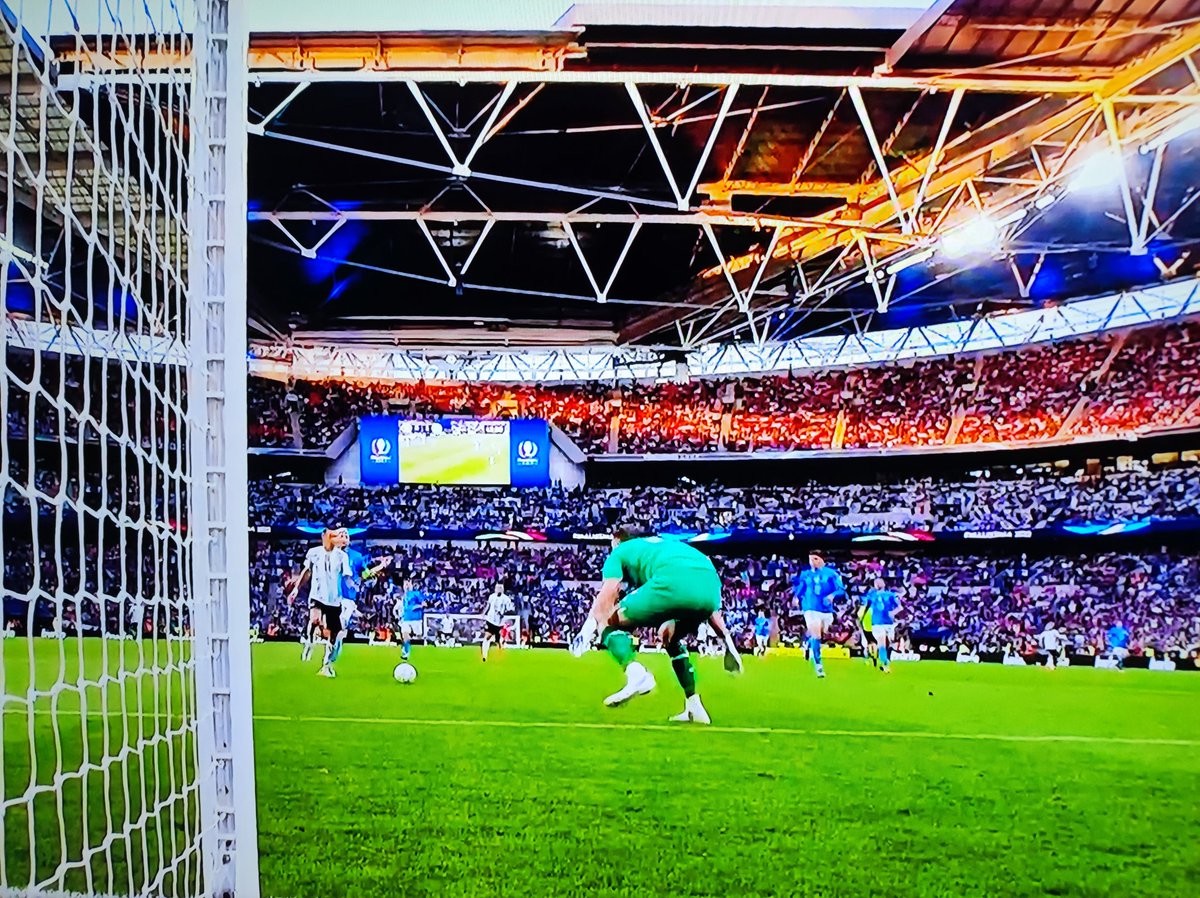 afilincieri's tweet photo. Confusione #Chiellini: pensava di avere alle spalle #Buffon
#Finalissima #Finalissima2022 #Donnarumma https://t.co/JDwLg4j1VB