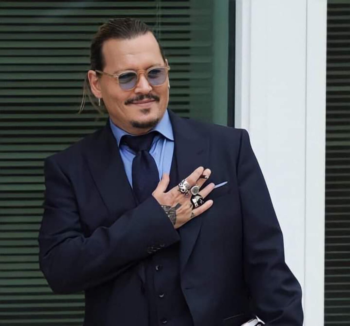 AlertaNews24's tweet image. 🇺🇸 | AHORA: Johnny Depp tras ganar juicio: "Seis semanas después, el jurado me ha regresado mi vida de nuevo, estoy completamente agradecido. Me siento en paz sabiendo qué finalmente lo he logrado".