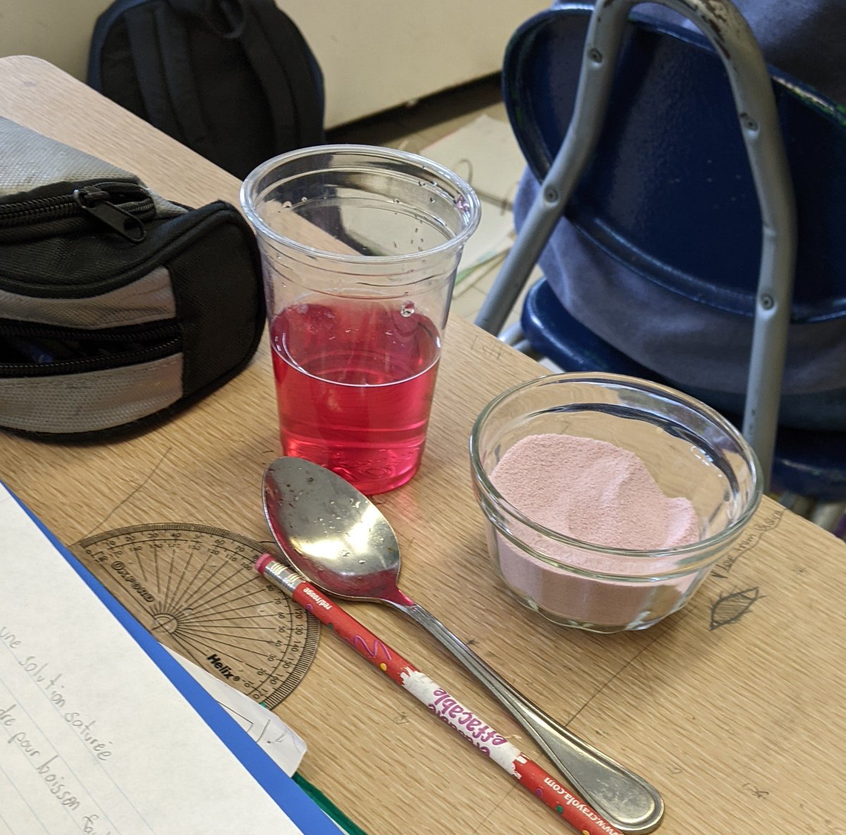 mmesarah33's tweet photo. #7A et #7B @FeatherstonPS ont créé des solutions saturées sucrées...et délicieuses aujourd'hui!😋 https://t.co/dMjuFUKa4P
