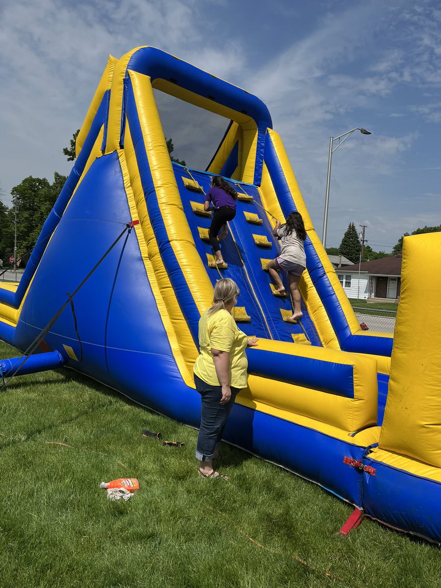 MrsEstand's tweet photo. Field Day fun!! #d123cov #d123 https://t.co/rBl8jreFcr