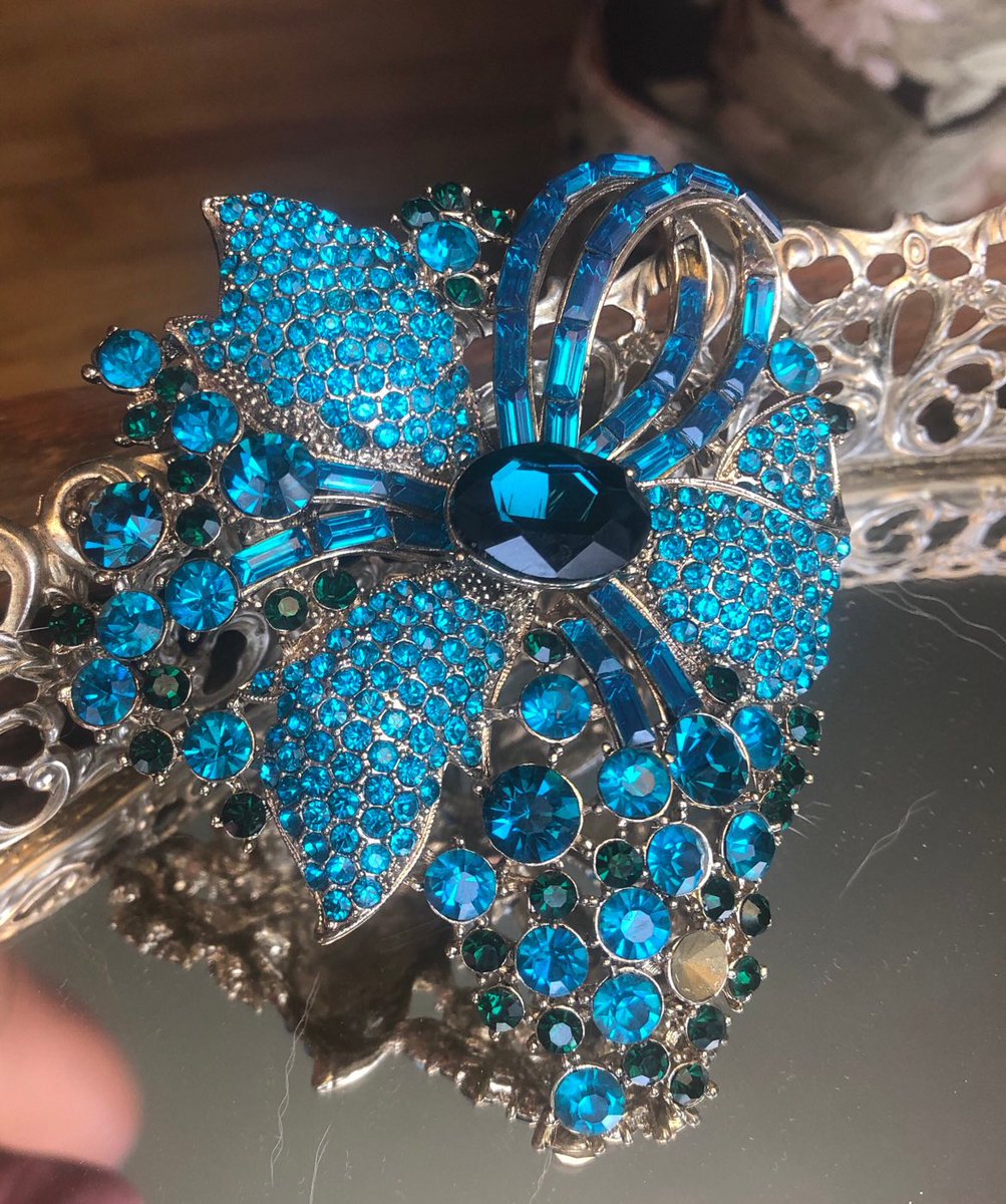 JlcFusion's tweet photo. Excited to share this item from my #etsy shop: Vintage Bijoux MidCentury 1950s Czechoslovakian Glass Teal /Aqua Blue Rhinestone Dual Use Brooch &amp; Pendant in Brass Setting https://t.co/Yzn0iLpu8G
#czech #czechglass #midcentury #mcm #bijoux #vintagebijoux #brooches #vintagebrooch https://t.co/o0ySlmXbH0