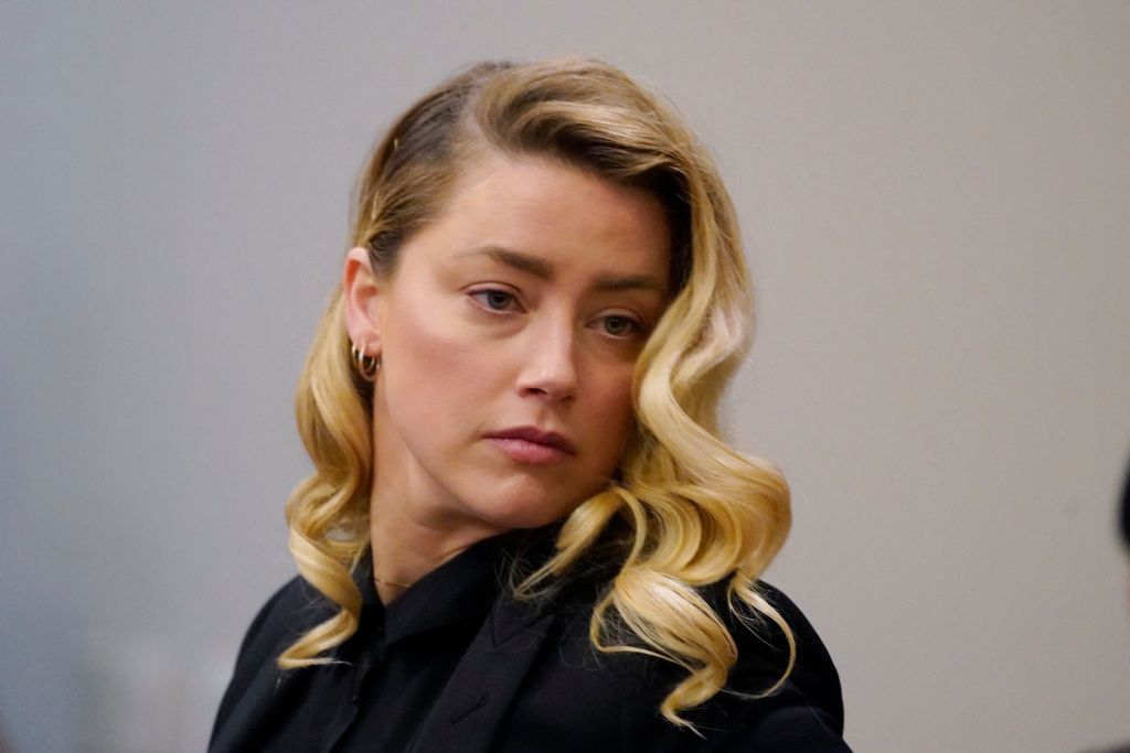 intotheglowES's tweet photo. Amber Heard condenada a pagar 15 millones de dólares a Johnny Depp por difamación y éste a ella 2 millones.
"El jurado me ha devuelto la vida. Estoy realmente abrumado", comentaba el actor.
 
#johnnydeppamberheard #johnnydepp #amberheard #juiciojohnnydepp #juiciosmediaticos https://t.co/quIFiJ8UQV