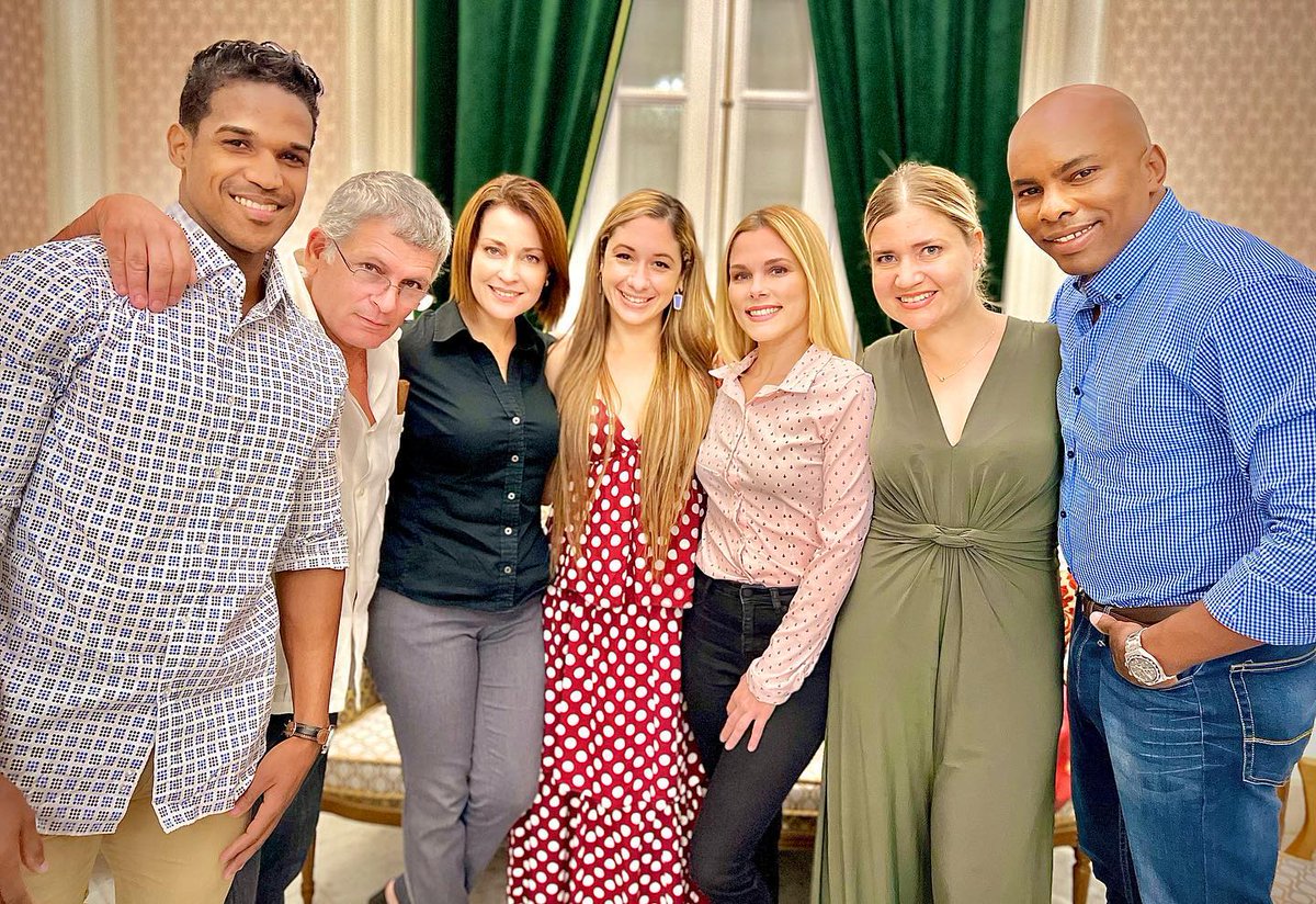 Cubavision_TV's tweet photo. 🤩 ¿Ya quieres ver nuevamente este elenco en la pantalla de Cubavisión?

📺 Nos encontramos a pocos días de estrenar la nueva temporada de la serie policíaca #TrasLaHuella.

📸: Imagen tomada del perfil de Facebook del actor Leonardo Benítez.

#CubavisiónVaPorTodos https://t.co/MLhSwFK5sU