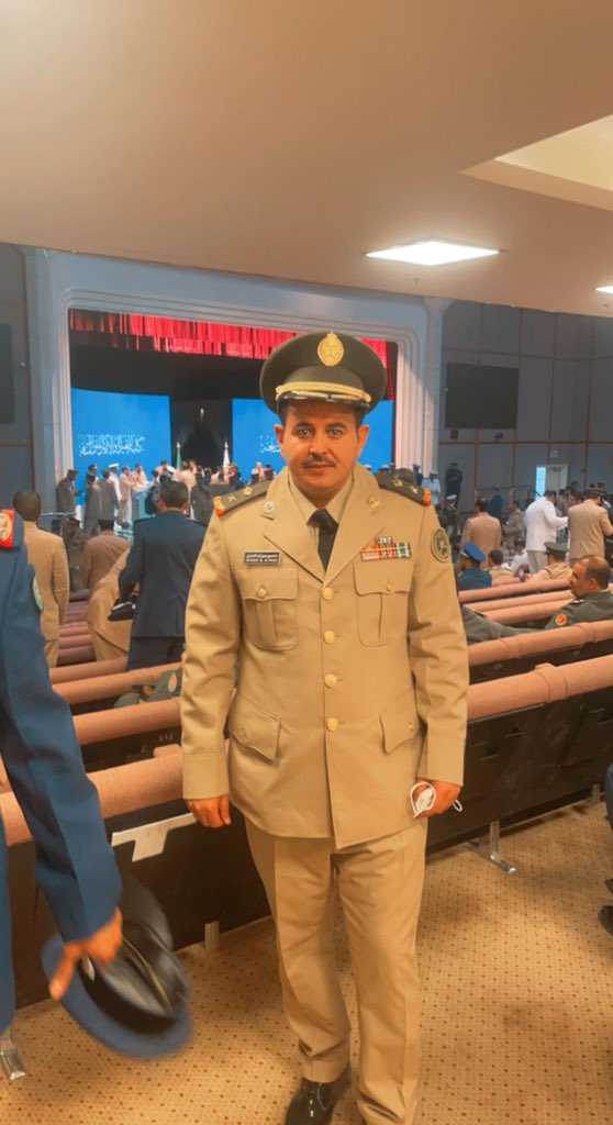 نهنئ ونبارك للمقدم الركن
#منصور_ميزان_الحجري_العنزي
تخرجة من كلية القيادة والأركان للقوات المسلحة وحصولة على درجة الماجستير في العلوم العسكرية داعين المولى عز وجل أن تكون عونا له على طاعته ولخدمة دينه ووطنه .