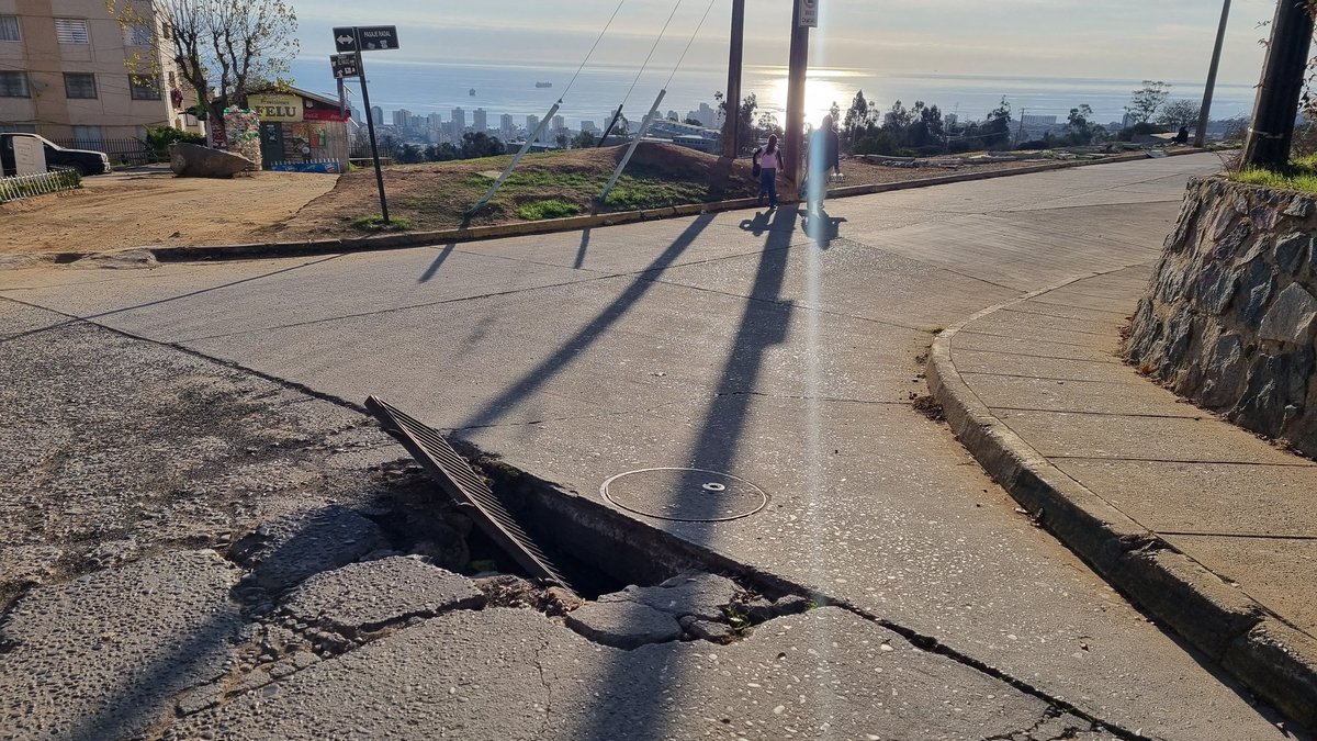 SenseiHiko's tweet photo. Con tanto vehículo que corta camino a dejar alumnos a los sscc viña ahora sí que se terminó de romper la reja de aguas lluvias El Rauli con Radal Miraflores alto @vinadelmar @biobio @mbmradio @didecomunivina https://t.co/CrrvRUqXXl