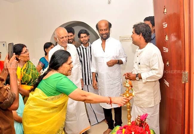 kayaldevaraj's tweet photo. #44YearsOfBairavi 
#Bairavi

ஜூன் 2, 1978 #சூப்பர்ஸ்டார் #ரஜினிகாந்த் ஹீரோவாக அறிமுகமான #பைரவி படம் வெளியான நாள்.

#Superstar @rajinikanth 
Producer #Kalaignanam 🏠
#superstarinmillionhearts
@theVcreations @RIAZtheboss @esakkimuthuk @dhanushkraja @soundaryaarajni @meenakshinews https://t.co/uauXYGJIsh