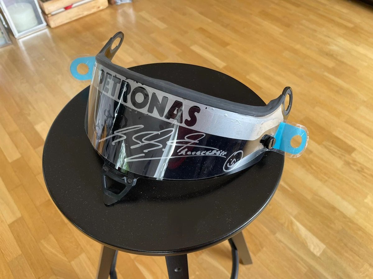 MemorabiliaExp's tweet photo. 2011 Michael Schumacher Petronas Schuberth visor signed (Monaco GP)

Original Michael Schumacher Petronas Schuberth dark visor with tear off used during the 2011 GP. Comes signed and dated on tear off with smiley face.
Price upon request https://t.co/y8kNvxLIHz