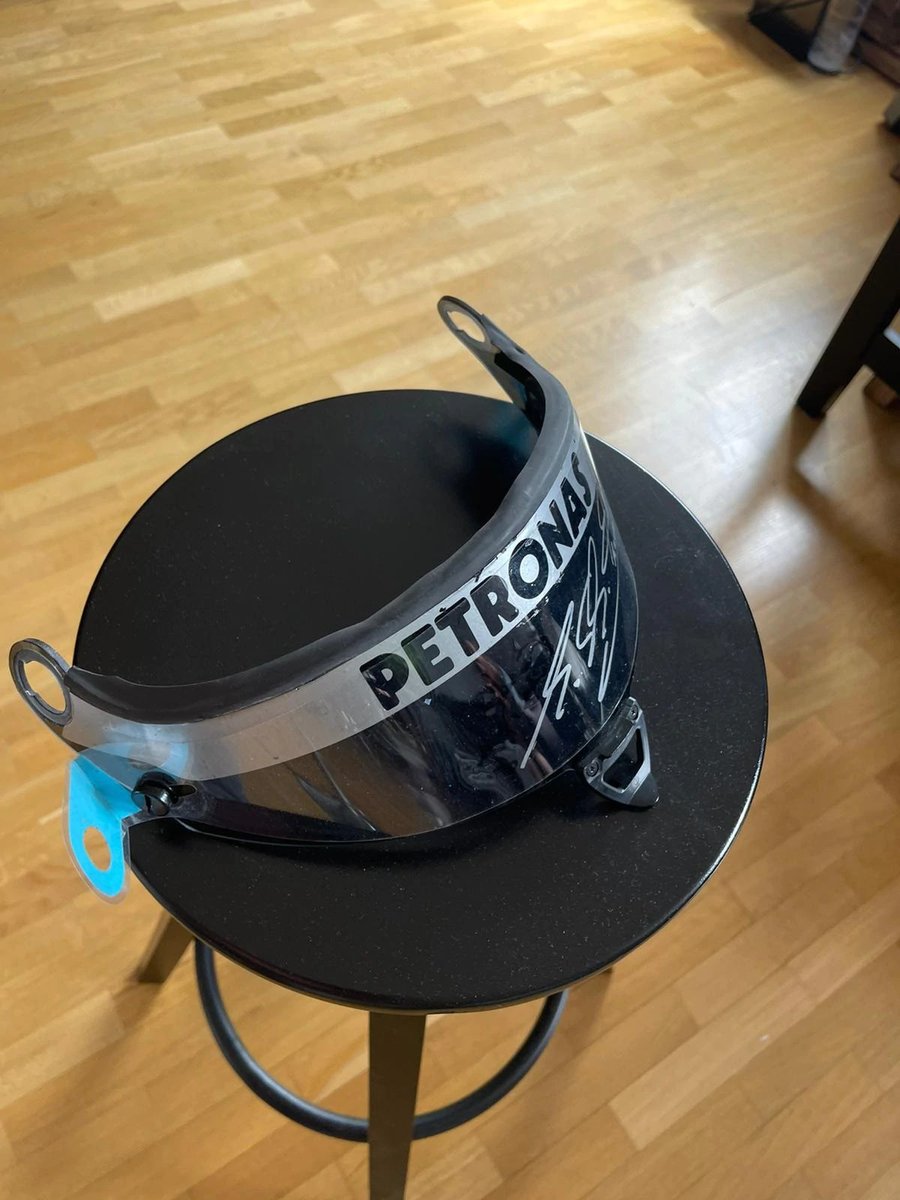 MemorabiliaExp's tweet photo. 2011 Michael Schumacher Petronas Schuberth visor signed (Monaco GP)

Original Michael Schumacher Petronas Schuberth dark visor with tear off used during the 2011 GP. Comes signed and dated on tear off with smiley face.
Price upon request https://t.co/y8kNvxLIHz