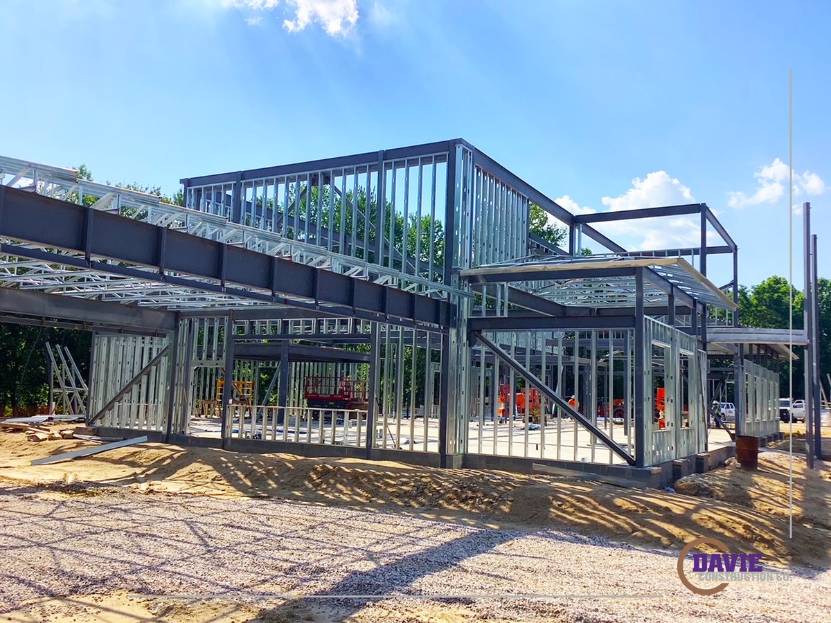 DavieConstNC's tweet photo. We’re proudly building a new location for State Employees' Credit Union in Kernersville, NC. The new structure is beginning to take shape! #kernersville #creditunion #financialinstitituion #buildmybank #construction #daviedelivers https://t.co/bzYJXRSD3k