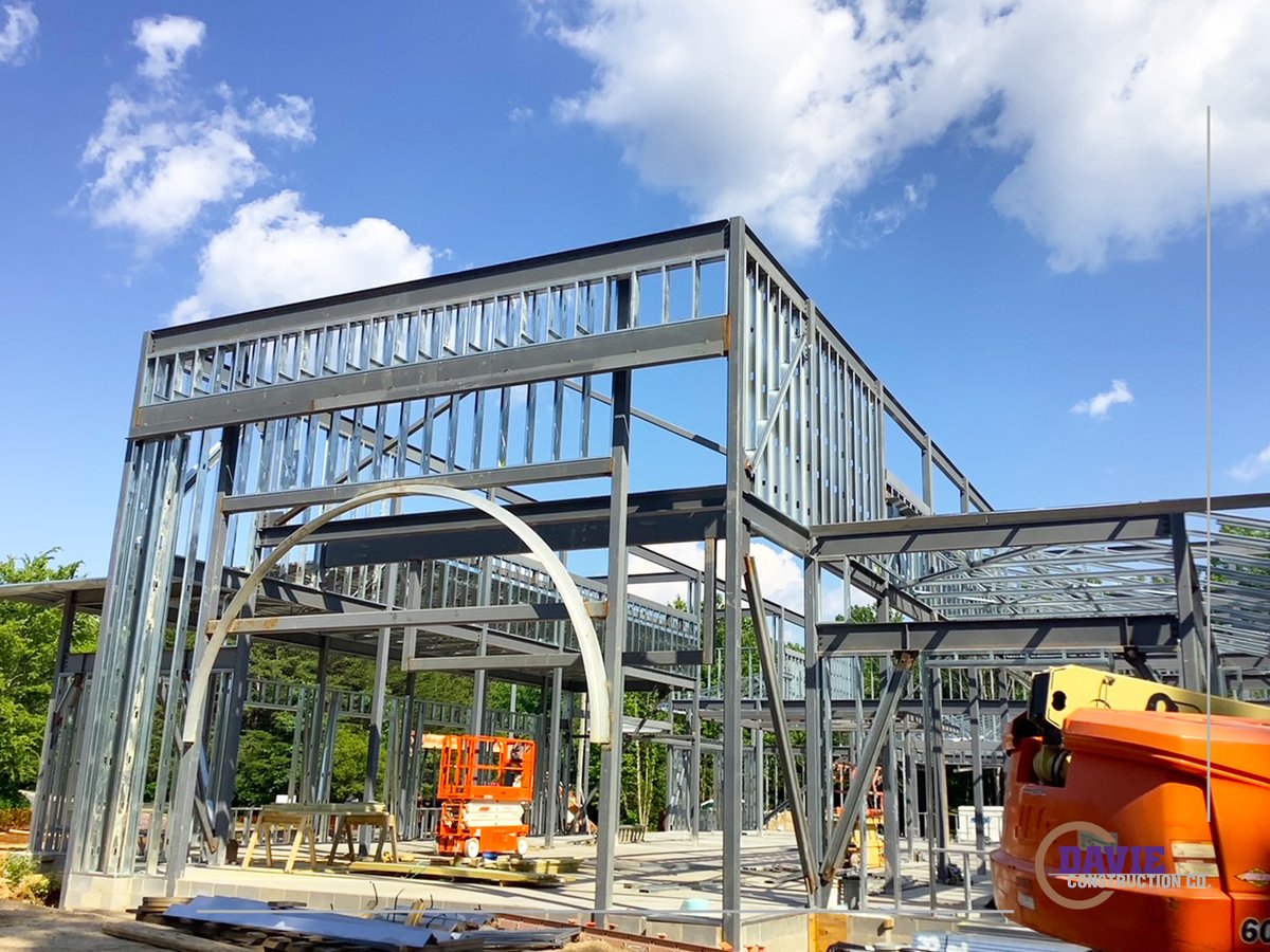 DavieConstNC's tweet photo. We’re proudly building a new location for State Employees' Credit Union in Kernersville, NC. The new structure is beginning to take shape! #kernersville #creditunion #financialinstitituion #buildmybank #construction #daviedelivers https://t.co/bzYJXRSD3k