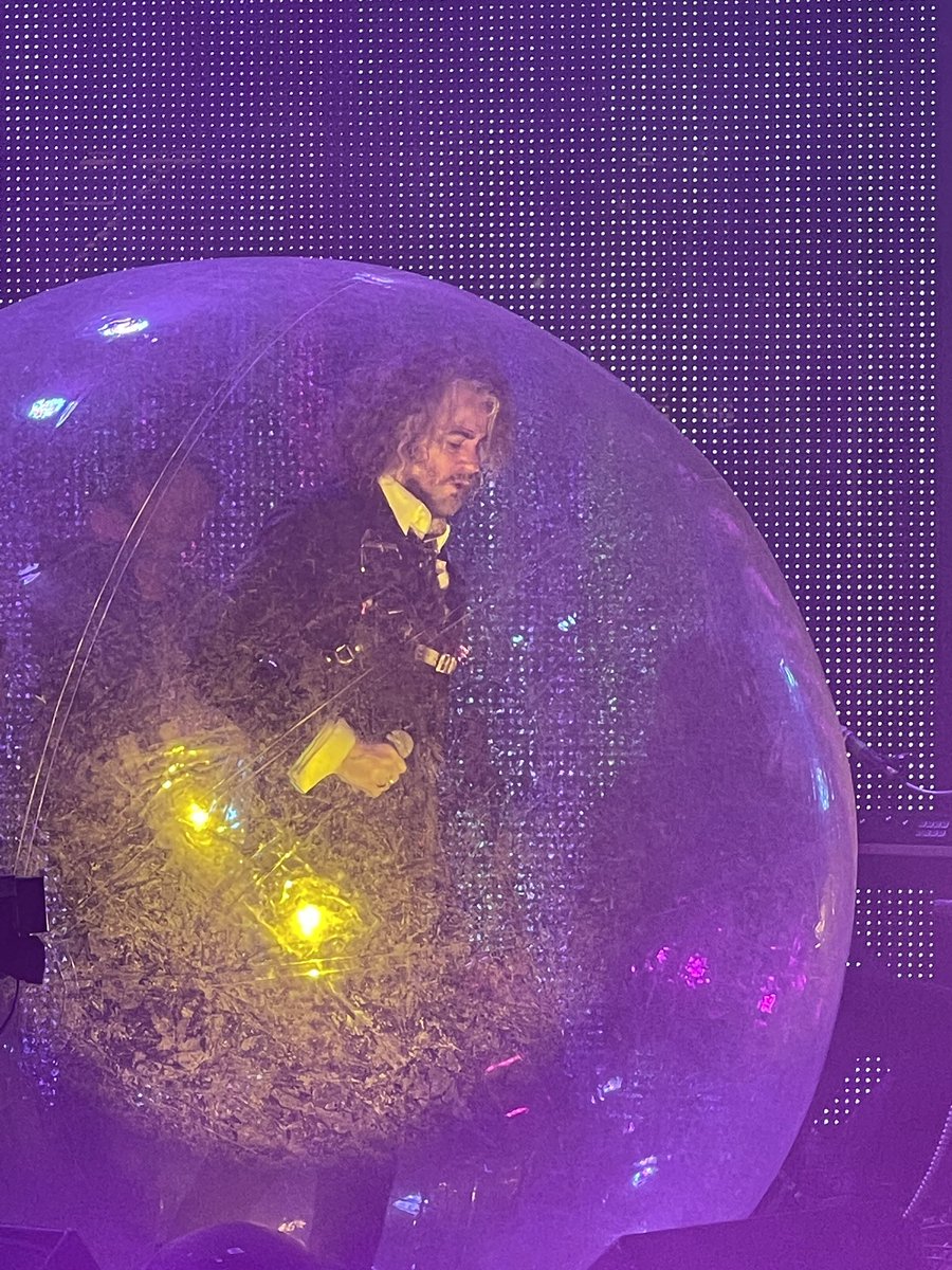 Lintyuk's tweet photo. @theflaminglips kicking arse in Bexhill tonight 👏 https://t.co/d0WaCUB6FC