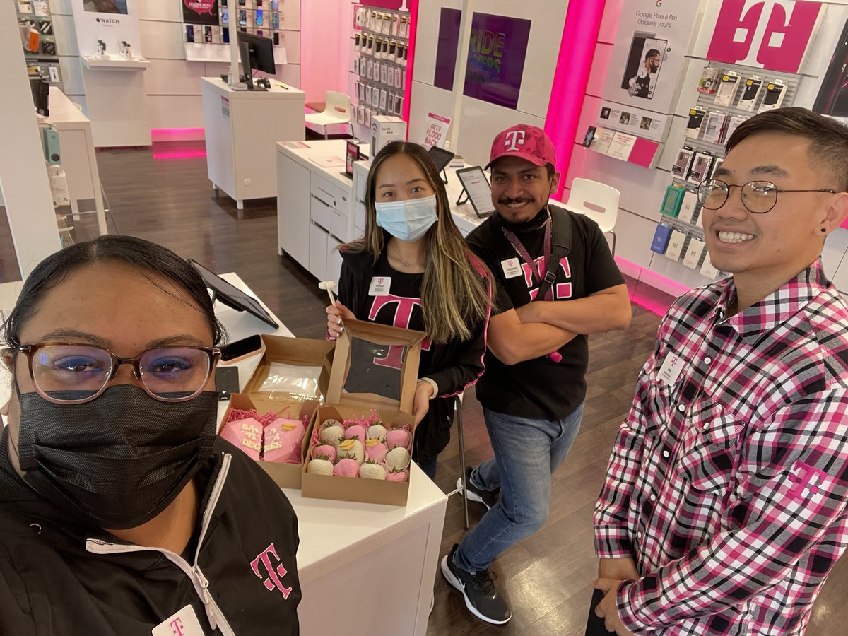 Rivermark’s very own ME, Alissa, is officially a college graduate! <a href="/chrstnL16/">Christian L</a> <a href="/vdujsik/">vivian pang</a> #BASE #BAMily #tmobilecareer #tmobile