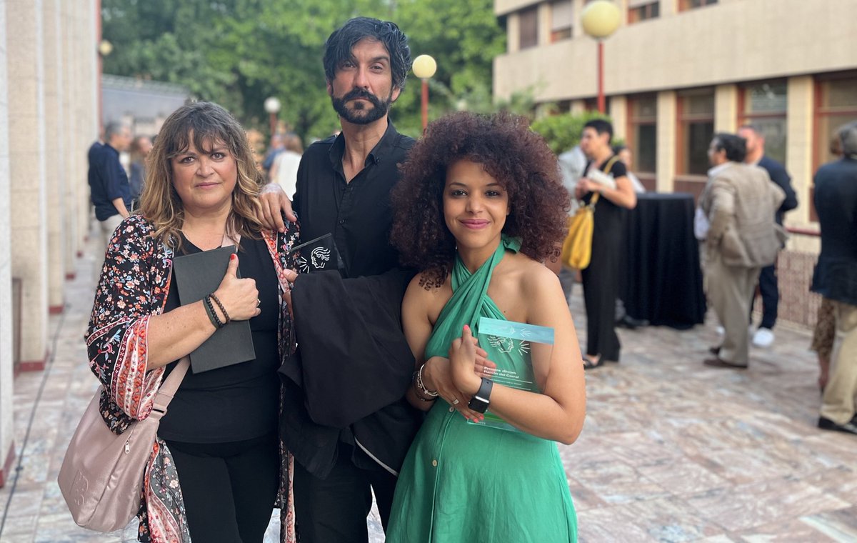 Ebbaba_H's tweet photo. Muchas gracias @DircomSpain por este reconocimiento. Una se siente diminuta al recibirlo con el gran @rgarciavilanova,  Pato Macián, madre del añorado Miguel Gil, y mi @EdithRCachera representando @RSF_ES, una organización de la que me enorgullece formar parte. https://t.co/1wgnM2lSZv