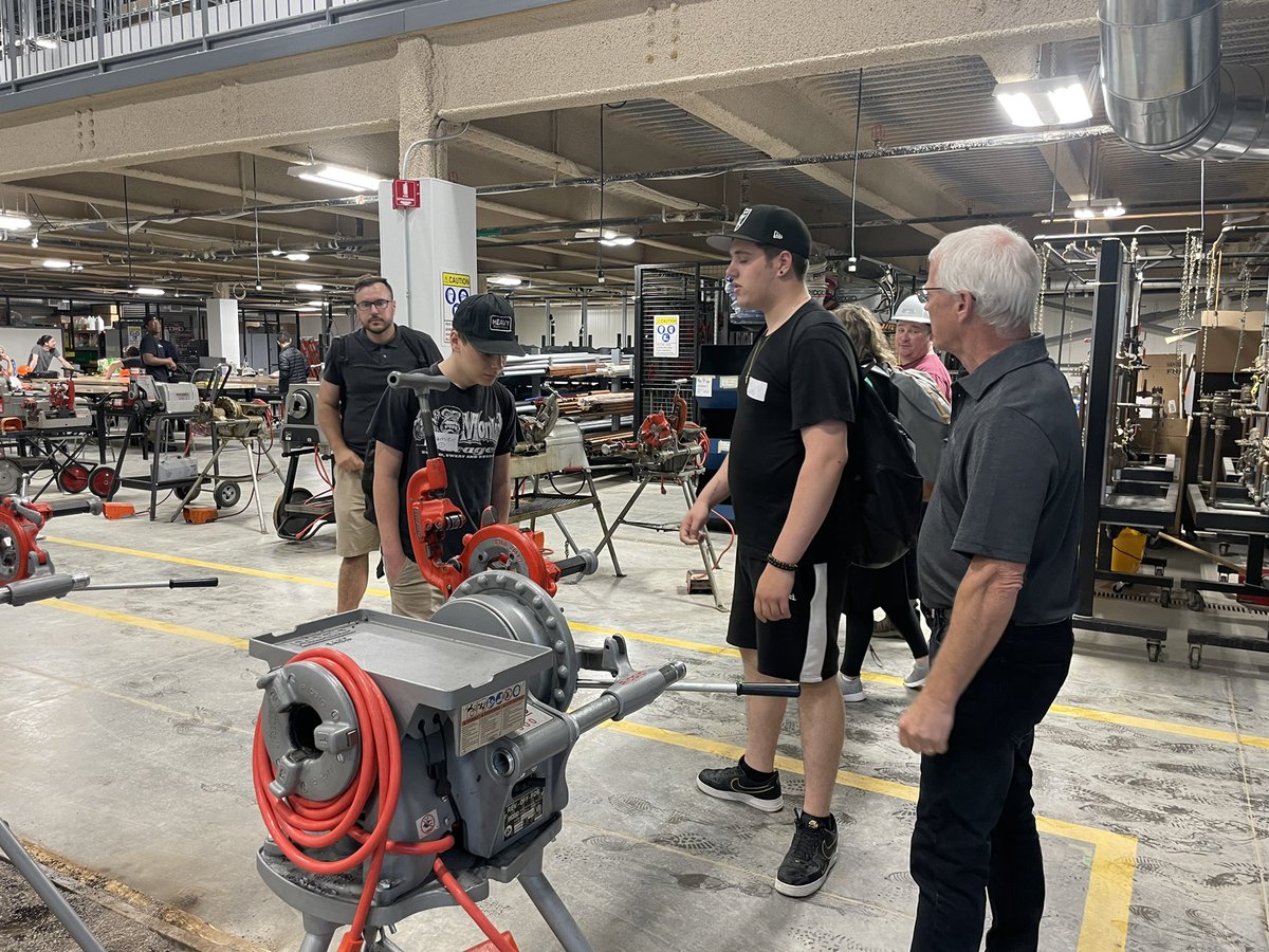 JennParrington1's tweet photo. @SinclairSec students in Mr. Keoghan’s classes got an authentic @durhamcollege Taste of the Trades today, with tours of newest facilities and hands on experiences in industrial mechanics and plumbing. @DDSBSchools https://t.co/Oe2BgHyfJg