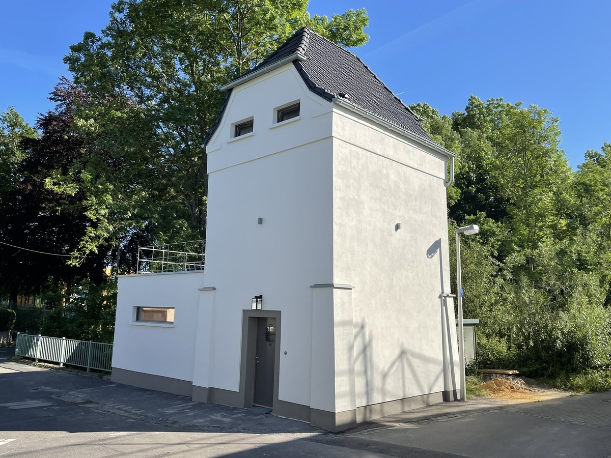 DanielaKinkel's tweet photo. Welch‘ große Freude! Meine @Turmstation Kunigunde wird beim #Fassadenwettbewerb der @BundesstadtBonn mit einem Preis ausgezeichnet. Danke für die Einladung zur Preisverleihung am 29.6., liebe @katjadoerner.🙏Freue mich riesig! 
#Upcycling #Turmstationliebe https://t.co/rk20OCG90x https://t.co/aibRsxIi3E